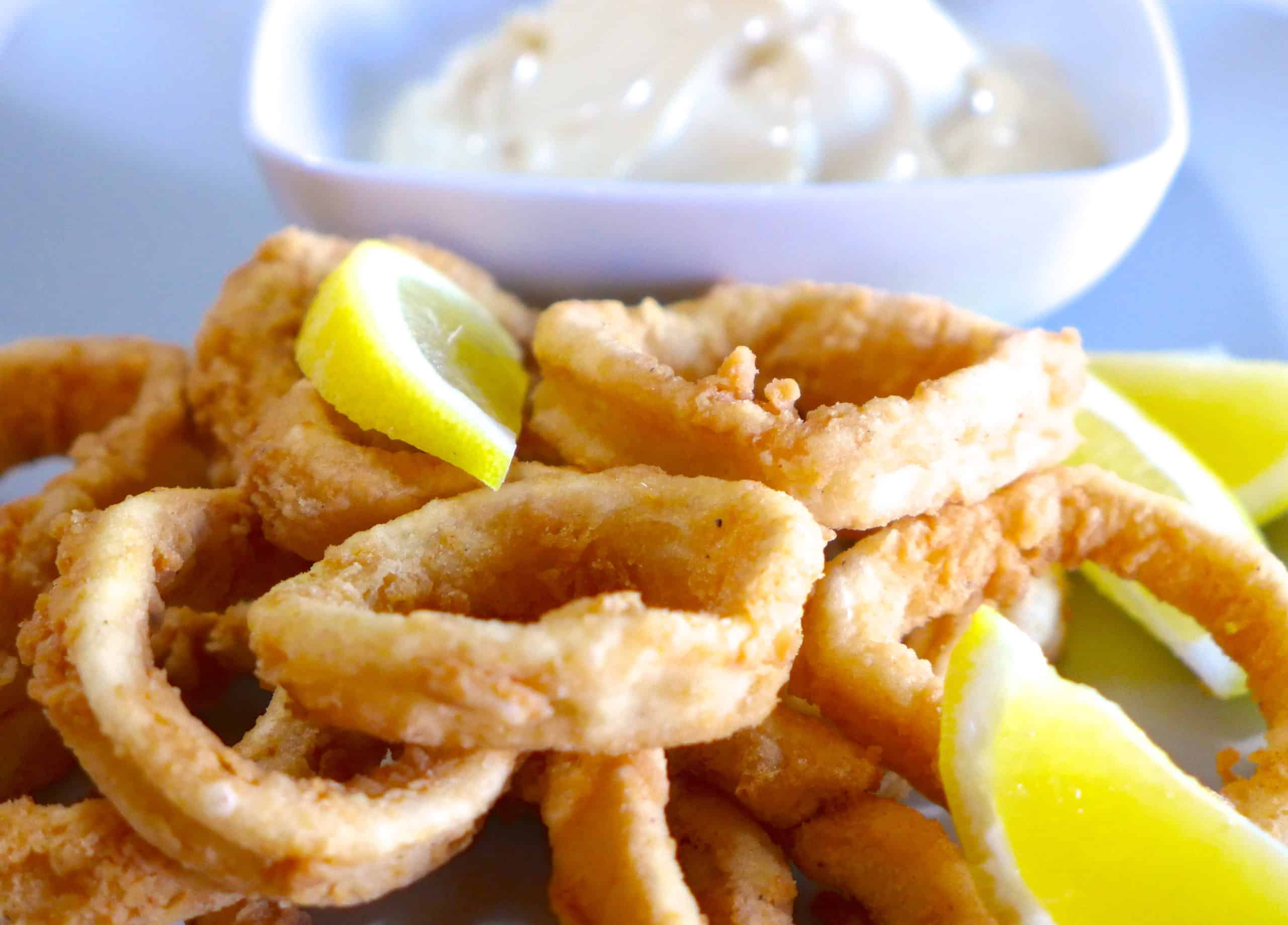 Crispy Fried Squid (Calamari) recipe (Kalamarakia Tiganita)