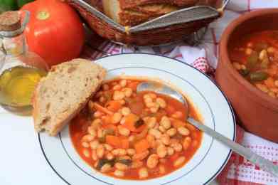 Traditional Greek bean soup recipe (Fasolada)
